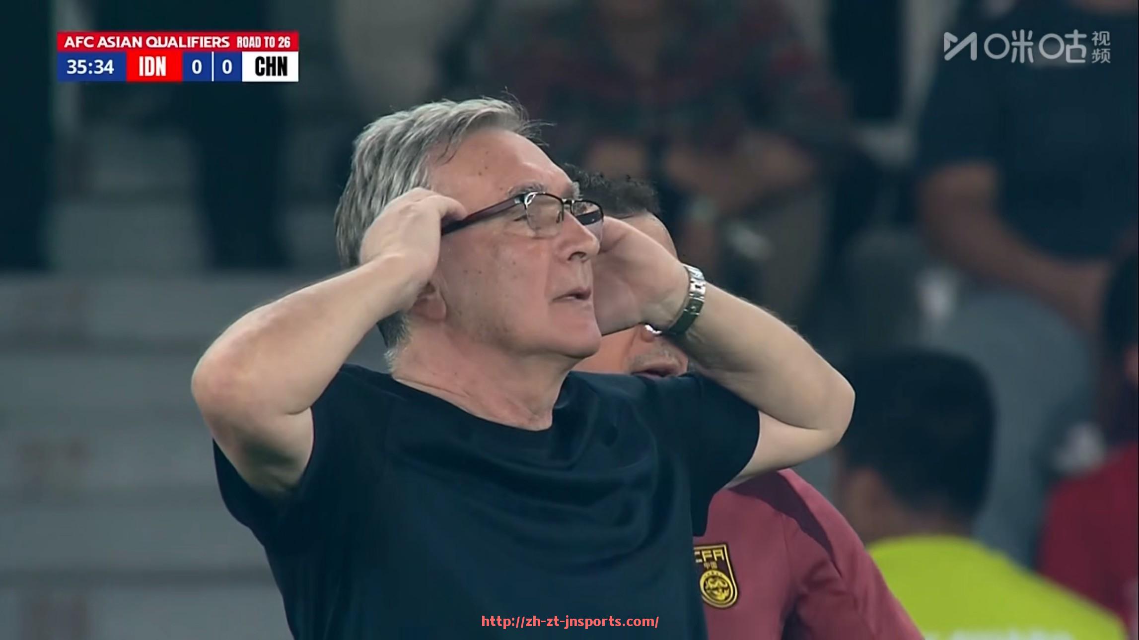 JN江南体育-英超球员赛后是否可以每日回家？训练与生活平衡探讨